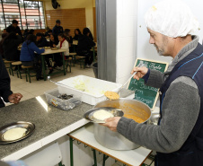 Terceira remessa de alimentos não perecíveis chega às escolas estaduais. Foto: Hedeson Alves-SEED/ Arquivo ANPr