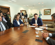 O governador Carlos Massa Ratinho Junior e o CEO da Volkswagen América Latina, Pablo Di Si, anunciam investimentos em ação social. Foto: Rodrigo Felix Leal/ANPr