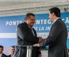 O governador Carlos Massa Ratinho Junior recebe  em Foz do Iguaçu, o presidente Jair Bolsonaro e o presidente do Paraguai Mario Abdo Benítez para o lançamento da pedra fundamental da segunda ponte entre Brasil e Paraguai, em cerimônia  no Marco das Três Fronteiras, nesta sexta-feira (10).   Foz do Iguaçu, 10/05/2019 -  Foto: Geraldo Bubniak/ANPr