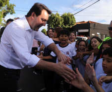 O governador Carlos Massa Ratinho Junior assinou nesta terça-feira (14), em Sertaneja, no Norte Pioneiro, autorizações de licitações e homologações para 15 municípios. Foram autorizados recapeamentos de ruas, aquisições de novos veículos, equipamentos rodoviários e mobiliário para prédios públicos. O secretário estadual do Desenvolvimento Urbano e de Obras Públicas, João Carlos Ortega, também assinou os documentos.Foto Gilson Abreu