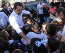 O governador Carlos Massa Ratinho Junior assinou nesta terça-feira (14), em Sertaneja, no Norte Pioneiro, autorizações de licitações e homologações para 15 municípios. Foram autorizados recapeamentos de ruas, aquisições de novos veículos, equipamentos rodoviários e mobiliário para prédios públicos. O secretário estadual do Desenvolvimento Urbano e de Obras Públicas, João Carlos Ortega, também assinou os documentos.Foto Gilson Abreu