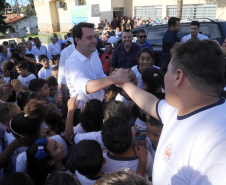 O governador Carlos Massa Ratinho Junior assinou nesta terça-feira (14), em Sertaneja, no Norte Pioneiro, autorizações de licitações e homologações para 15 municípios. Foram autorizados recapeamentos de ruas, aquisições de novos veículos, equipamentos rodoviários e mobiliário para prédios públicos. O secretário estadual do Desenvolvimento Urbano e de Obras Públicas, João Carlos Ortega, também assinou os documentos.Foto Gilson Abreu