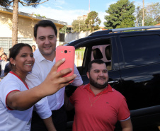 O governador Carlos Massa Ratinho Junior assinou nesta terça-feira (14), em Sertaneja, no Norte Pioneiro, autorizações de licitações e homologações para 15 municípios. Foram autorizados recapeamentos de ruas, aquisições de novos veículos, equipamentos rodoviários e mobiliário para prédios públicos. O secretário estadual do Desenvolvimento Urbano e de Obras Públicas, João Carlos Ortega, também assinou os documentos.Foto Gilson Abreu