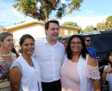 O governador Carlos Massa Ratinho Junior assinou nesta terça-feira (14), em Sertaneja, no Norte Pioneiro, autorizações de licitações e homologações para 15 municípios. Foram autorizados recapeamentos de ruas, aquisições de novos veículos, equipamentos rodoviários e mobiliário para prédios públicos. O secretário estadual do Desenvolvimento Urbano e de Obras Públicas, João Carlos Ortega, também assinou os documentos.Foto Gilson Abreu