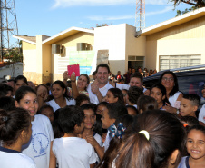 O governador Carlos Massa Ratinho Junior assinou nesta terça-feira (14), em Sertaneja, no Norte Pioneiro, autorizações de licitações e homologações para 15 municípios. Foram autorizados recapeamentos de ruas, aquisições de novos veículos, equipamentos rodoviários e mobiliário para prédios públicos. O secretário estadual do Desenvolvimento Urbano e de Obras Públicas, João Carlos Ortega, também assinou os documentos.Foto Gilson Abreu