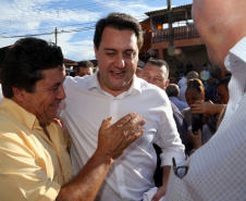 O governador Carlos Massa Ratinho Junior assinou nesta terça-feira (14), em Sertaneja, no Norte Pioneiro, autorizações de licitações e homologações para 15 municípios. Foram autorizados recapeamentos de ruas, aquisições de novos veículos, equipamentos rodoviários e mobiliário para prédios públicos. O secretário estadual do Desenvolvimento Urbano e de Obras Públicas, João Carlos Ortega, também assinou os documentos.Foto Gilson Abreu