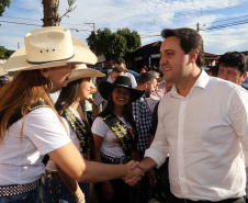 O governador Carlos Massa Ratinho Junior assinou nesta terça-feira (14), em Sertaneja, no Norte Pioneiro, autorizações de licitações e homologações para 15 municípios. Foram autorizados recapeamentos de ruas, aquisições de novos veículos, equipamentos rodoviários e mobiliário para prédios públicos. O secretário estadual do Desenvolvimento Urbano e de Obras Públicas, João Carlos Ortega, também assinou os documentos.Foto Gilson Abreu