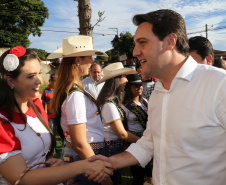 O governador Carlos Massa Ratinho Junior assinou nesta terça-feira (14), em Sertaneja, no Norte Pioneiro, autorizações de licitações e homologações para 15 municípios. Foram autorizados recapeamentos de ruas, aquisições de novos veículos, equipamentos rodoviários e mobiliário para prédios públicos. O secretário estadual do Desenvolvimento Urbano e de Obras Públicas, João Carlos Ortega, também assinou os documentos.Foto Gilson Abreu