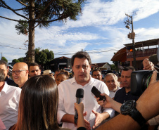 O governador Carlos Massa Ratinho Junior assinou nesta terça-feira (14), em Sertaneja, no Norte Pioneiro, autorizações de licitações e homologações para 15 municípios. Foram autorizados recapeamentos de ruas, aquisições de novos veículos, equipamentos rodoviários e mobiliário para prédios públicos. O secretário estadual do Desenvolvimento Urbano e de Obras Públicas, João Carlos Ortega, também assinou os documentos.Foto Gilson Abreu