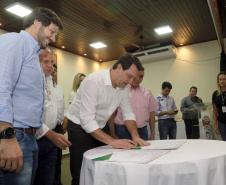 O governador Carlos Massa Ratinho Junior assinou nesta terça-feira (14), em Sertaneja, no Norte Pioneiro, autorizações de licitações e homologações para 15 municípios. Foram autorizados recapeamentos de ruas, aquisições de novos veículos, equipamentos rodoviários e mobiliário para prédios públicos. O secretário estadual do Desenvolvimento Urbano e de Obras Públicas, João Carlos Ortega, também assinou os documentos.Foto Gilson Abreu