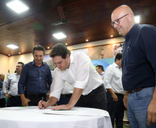 O governador Carlos Massa Ratinho Junior assinou nesta terça-feira (14), em Sertaneja, no Norte Pioneiro, autorizações de licitações e homologações para 15 municípios. Foram autorizados recapeamentos de ruas, aquisições de novos veículos, equipamentos rodoviários e mobiliário para prédios públicos. O secretário estadual do Desenvolvimento Urbano e de Obras Públicas, João Carlos Ortega, também assinou os documentos.Foto Gilson Abreu