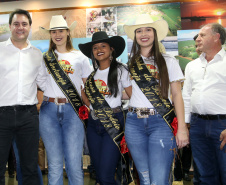 O governador Carlos Massa Ratinho Junior assinou nesta terça-feira (14), em Sertaneja, no Norte Pioneiro, autorizações de licitações e homologações para 15 municípios. Foram autorizados recapeamentos de ruas, aquisições de novos veículos, equipamentos rodoviários e mobiliário para prédios públicos. O secretário estadual do Desenvolvimento Urbano e de Obras Públicas, João Carlos Ortega, também assinou os documentos.Foto Gilson Abreu