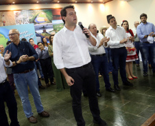 O governador Carlos Massa Ratinho Junior assinou nesta terça-feira (14), em Sertaneja, no Norte Pioneiro, autorizações de licitações e homologações para 15 municípios. Foram autorizados recapeamentos de ruas, aquisições de novos veículos, equipamentos rodoviários e mobiliário para prédios públicos. O secretário estadual do Desenvolvimento Urbano e de Obras Públicas, João Carlos Ortega, também assinou os documentos.Foto Gilson Abreu