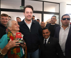 O governador Carlos Massa Ratinho Junior esteve nesta quarta-feira (15) em Campo Mourão e confirmou recursos para obras de infraestrutura urbana e compra de veículos, máquinas e equipamentos para 12 municípios do Noroeste do Paraná. Ele autorizou as licitações e homologações dos projetos da Secretaria de Estado do Desenvolvimento Urbano e Obras Públicas. Os investimentos somam R$ 8 milhões. Foto: Rodrigo Felix Leal/ANPr