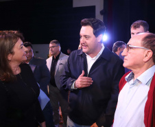 O governador Carlos Massa Ratinho Junior esteve nesta quarta-feira (15) em Campo Mourão e confirmou recursos para obras de infraestrutura urbana e compra de veículos, máquinas e equipamentos para 12 municípios do Noroeste do Paraná. Ele autorizou as licitações e homologações dos projetos da Secretaria de Estado do Desenvolvimento Urbano e Obras Públicas. Os investimentos somam R$ 8 milhões. Foto: Rodrigo Felix Leal/ANPr