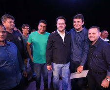 O governador Carlos Massa Ratinho Junior esteve nesta quarta-feira (15) em Campo Mourão e confirmou recursos para obras de infraestrutura urbana e compra de veículos, máquinas e equipamentos para 12 municípios do Noroeste do Paraná. Ele autorizou as licitações e homologações dos projetos da Secretaria de Estado do Desenvolvimento Urbano e Obras Públicas. Os investimentos somam R$ 8 milhões. Foto: Rodrigo Felix Leal/ANPr