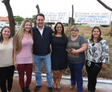 O governador Carlos Massa Ratinho Junior esteve nesta quarta-feira (15) em Campo Mourão e confirmou recursos para obras de infraestrutura urbana e compra de veículos, máquinas e equipamentos para 12 municípios do Noroeste do Paraná. Ele autorizou as licitações e homologações dos projetos da Secretaria de Estado do Desenvolvimento Urbano e Obras Públicas. Os investimentos somam R$ 8 milhões. Foto: Rodrigo Felix Leal/ANPr