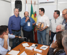 O governador Carlos Massa Ratinho Junior lançou nesta quinta-feira (16) o Parque Tecnológico do Instituto de Tecnologia do Paraná (Tecpar) em Maringá, no Noroeste do Paraná. Durante reunião do secretariado realizada na Expoingá, o governador assinou o edital de chamamento de empresas de base tecnológica para o local. Foto: Rodrigo Felix Leal/ANPr