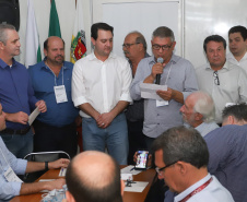 O governador Carlos Massa Ratinho Junior lançou nesta quinta-feira (16) o Parque Tecnológico do Instituto de Tecnologia do Paraná (Tecpar) em Maringá, no Noroeste do Paraná. Durante reunião do secretariado realizada na Expoingá, o governador assinou o edital de chamamento de empresas de base tecnológica para o local. Foto: Rodrigo Felix Leal/ANPr