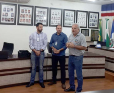 Gerente geral Rafael Malaguido, gerente regional Jacovassi e prefeito Paulo Wilson Mendes. Foto: Divulgação/Sanepar
