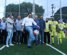 Moradores do Jardim Novo Oásis, em Maringá (Noroeste), ganharam nesta quinta-feira (16) um novo espaço de lazer. O governador Carlos Massa Ratinho Junior e o prefeito Ulisses Maia inauguraram a primeira de 30 unidade no município do programa Meu Campinho. Com 1,5 mil metros quadrados e investimento total de cerca de R$ 400 mil, o local conta com diversos aparelhos de lazer para pessoas de todas as idades.Foto: Rodrigo Felix Leal/ANPr