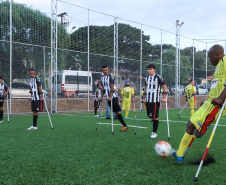 Moradores do Jardim Novo Oásis, em Maringá (Noroeste), ganharam nesta quinta-feira (16) um novo espaço de lazer. O governador Carlos Massa Ratinho Junior e o prefeito Ulisses Maia inauguraram a primeira de 30 unidade no município do programa Meu Campinho. Com 1,5 mil metros quadrados e investimento total de cerca de R$ 400 mil, o local conta com diversos aparelhos de lazer para pessoas de todas as idades.Foto: Rodrigo Felix Leal/ANPr