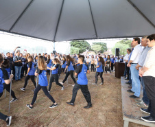 Moradores do Jardim Novo Oásis, em Maringá (Noroeste), ganharam nesta quinta-feira (16) um novo espaço de lazer. O governador Carlos Massa Ratinho Junior e o prefeito Ulisses Maia inauguraram a primeira de 30 unidade no município do programa Meu Campinho. Com 1,5 mil metros quadrados e investimento total de cerca de R$ 400 mil, o local conta com diversos aparelhos de lazer para pessoas de todas as idades. Maringá, 16/05/2019Foto: José Fernando Ogura/ANPr