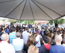 Moradores do Jardim Novo Oásis, em Maringá (Noroeste), ganharam nesta quinta-feira (16) um novo espaço de lazer. O governador Carlos Massa Ratinho Junior e o prefeito Ulisses Maia inauguraram a primeira de 30 unidade no município do programa Meu Campinho. Com 1,5 mil metros quadrados e investimento total de cerca de R$ 400 mil, o local conta com diversos aparelhos de lazer para pessoas de todas as idades. Maringá, 16/05/2019Foto: José Fernando Ogura/ANPr