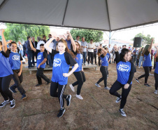 Moradores do Jardim Novo Oásis, em Maringá (Noroeste), ganharam nesta quinta-feira (16) um novo espaço de lazer. O governador Carlos Massa Ratinho Junior e o prefeito Ulisses Maia inauguraram a primeira de 30 unidade no município do programa Meu Campinho. Com 1,5 mil metros quadrados e investimento total de cerca de R$ 400 mil, o local conta com diversos aparelhos de lazer para pessoas de todas as idades. Maringá, 16/05/2019Foto: José Fernando Ogura/ANPr