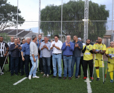 Moradores do Jardim Novo Oásis, em Maringá (Noroeste), ganharam nesta quinta-feira (16) um novo espaço de lazer. O governador Carlos Massa Ratinho Junior e o prefeito Ulisses Maia inauguraram a primeira de 30 unidade no município do programa Meu Campinho. Com 1,5 mil metros quadrados e investimento total de cerca de R$ 400 mil, o local conta com diversos aparelhos de lazer para pessoas de todas as idades. Maringá, 16/05/2019Foto: José Fernando Ogura/ANPr