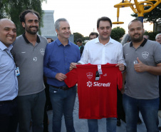 Moradores do Jardim Novo Oásis, em Maringá (Noroeste), ganharam nesta quinta-feira (16) um novo espaço de lazer. O governador Carlos Massa Ratinho Junior e o prefeito Ulisses Maia inauguraram a primeira de 30 unidade no município do programa Meu Campinho. Com 1,5 mil metros quadrados e investimento total de cerca de R$ 400 mil, o local conta com diversos aparelhos de lazer para pessoas de todas as idades. Maringá, 16/05/2019Foto: José Fernando Ogura/ANPr