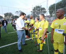 Moradores do Jardim Novo Oásis, em Maringá (Noroeste), ganharam nesta quinta-feira (16) um novo espaço de lazer. O governador Carlos Massa Ratinho Junior e o prefeito Ulisses Maia inauguraram a primeira de 30 unidade no município do programa Meu Campinho. Com 1,5 mil metros quadrados e investimento total de cerca de R$ 400 mil, o local conta com diversos aparelhos de lazer para pessoas de todas as idades. Maringá, 16/05/2019Foto: José Fernando Ogura/ANPr