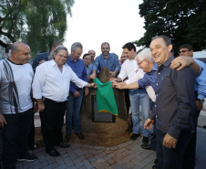 Moradores do Jardim Novo Oásis, em Maringá (Noroeste), ganharam nesta quinta-feira (16) um novo espaço de lazer. O governador Carlos Massa Ratinho Junior e o prefeito Ulisses Maia inauguraram a primeira de 30 unidade no município do programa Meu Campinho. Com 1,5 mil metros quadrados e investimento total de cerca de R$ 400 mil, o local conta com diversos aparelhos de lazer para pessoas de todas as idades. Maringá, 16/05/2019Foto: José Fernando Ogura/ANPr