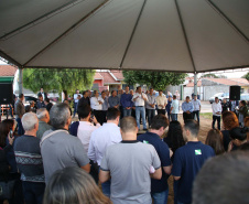 Moradores do Jardim Novo Oásis, em Maringá (Noroeste), ganharam nesta quinta-feira (16) um novo espaço de lazer. O governador Carlos Massa Ratinho Junior e o prefeito Ulisses Maia inauguraram a primeira de 30 unidade no município do programa Meu Campinho. Com 1,5 mil metros quadrados e investimento total de cerca de R$ 400 mil, o local conta com diversos aparelhos de lazer para pessoas de todas as idades. Maringá, 16/05/2019Foto: José Fernando Ogura/ANPr