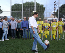 Moradores do Jardim Novo Oásis, em Maringá (Noroeste), ganharam nesta quinta-feira (16) um novo espaço de lazer. O governador Carlos Massa Ratinho Junior e o prefeito Ulisses Maia inauguraram a primeira de 30 unidade no município do programa Meu Campinho. Com 1,5 mil metros quadrados e investimento total de cerca de R$ 400 mil, o local conta com diversos aparelhos de lazer para pessoas de todas as idades. Maringá, 16/05/2019Foto: José Fernando Ogura/ANPr