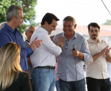 Moradores do Jardim Novo Oásis, em Maringá (Noroeste), ganharam nesta quinta-feira (16) um novo espaço de lazer. O governador Carlos Massa Ratinho Junior e o prefeito Ulisses Maia inauguraram a primeira de 30 unidade no município do programa Meu Campinho. Com 1,5 mil metros quadrados e investimento total de cerca de R$ 400 mil, o local conta com diversos aparelhos de lazer para pessoas de todas as idades. Maringá, 16/05/2019Foto: José Fernando Ogura/ANPr