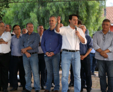 Moradores do Jardim Novo Oásis, em Maringá (Noroeste), ganharam nesta quinta-feira (16) um novo espaço de lazer. O governador Carlos Massa Ratinho Junior e o prefeito Ulisses Maia inauguraram a primeira de 30 unidade no município do programa Meu Campinho. Com 1,5 mil metros quadrados e investimento total de cerca de R$ 400 mil, o local conta com diversos aparelhos de lazer para pessoas de todas as idades. Maringá, 16/05/2019Foto: José Fernando Ogura/ANPr