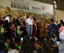 O governador Carlos Massa Ratinho Junior lançou nesta sexta-feira (17) o programa Escola Segura em Londrina, no Norte do Paraná. O colégio estadual Olympia Morais Tormenta, onde aconteceu a solenidade, e outras 17 escolas estaduais do município contam agora com policiais militares que atuarão diariamente para reforçar a segurança no período de aulas. Foto: José Fernando Ogura/ANPr