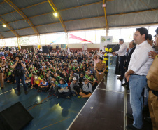 O governador Carlos Massa Ratinho Junior lançou nesta sexta-feira (17) o programa Escola Segura em Londrina, no Norte do Paraná. O colégio estadual Olympia Morais Tormenta, onde aconteceu a solenidade, e outras 17 escolas estaduais do município contam agora com policiais militares que atuarão diariamente para reforçar a segurança no período de aulas. Foto: José Fernando Ogura/ANPr