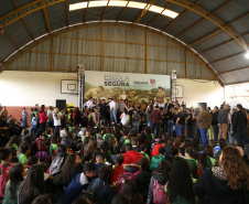 O governador Carlos Massa Ratinho Junior lançou nesta sexta-feira (17) o programa Escola Segura em Londrina, no Norte do Paraná. O colégio estadual Olympia Morais Tormenta, onde aconteceu a solenidade, e outras 17 escolas estaduais do município contam agora com policiais militares que atuarão diariamente para reforçar a segurança no período de aulas. Foto: José Fernando Ogura/ANPr