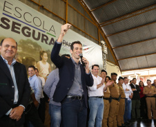 O governador Carlos Massa Ratinho Junior lançou nesta sexta-feira (17) o programa Escola Segura em Londrina, no Norte do Paraná. O colégio estadual Olympia Morais Tormenta, onde aconteceu a solenidade, e outras 17 escolas estaduais do município contam agora com policiais militares que atuarão diariamente para reforçar a segurança no período de aulas. Foto: José Fernando Ogura/ANPr