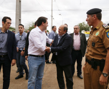 O governador Carlos Massa Ratinho Junior lançou nesta sexta-feira (17) o programa Escola Segura em Londrina, no Norte do Paraná. O colégio estadual Olympia Morais Tormenta, onde aconteceu a solenidade, e outras 17 escolas estaduais do município contam agora com policiais militares que atuarão diariamente para reforçar a segurança no período de aulas. Foto: José Fernando Ogura/ANPr