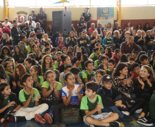 O governador Carlos Massa Ratinho Junior lançou nesta sexta-feira (17) o programa Escola Segura em Londrina, no Norte do Paraná. O colégio estadual Olympia Morais Tormenta, onde aconteceu a solenidade, e outras 17 escolas estaduais do município contam agora com policiais militares que atuarão diariamente para reforçar a segurança no período de aulas. Foto: José Fernando Ogura/ANPr