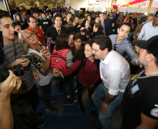 O governador Carlos Massa Ratinho Junior lançou nesta sexta-feira (17) o programa Escola Segura em Londrina, no Norte do Paraná. O colégio estadual Olympia Morais Tormenta, onde aconteceu a solenidade, e outras 17 escolas estaduais do município contam agora com policiais militares que atuarão diariamente para reforçar a segurança no período de aulas. Foto: José Fernando Ogura/ANPr