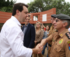 O governador Carlos Massa Ratinho Junior lançou nesta sexta-feira (17) o programa Escola Segura em Londrina, no Norte do Paraná. O colégio estadual Olympia Morais Tormenta, onde aconteceu a solenidade, e outras 17 escolas estaduais do município contam agora com policiais militares que atuarão diariamente para reforçar a segurança no período de aulas. Foto: José Fernando Ogura/ANPr