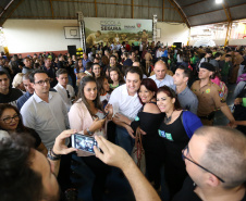 O governador Carlos Massa Ratinho Junior lançou nesta sexta-feira (17) o programa Escola Segura em Londrina, no Norte do Paraná. O colégio estadual Olympia Morais Tormenta, onde aconteceu a solenidade, e outras 17 escolas estaduais do município contam agora com policiais militares que atuarão diariamente para reforçar a segurança no período de aulas. Foto: José Fernando Ogura/ANPr