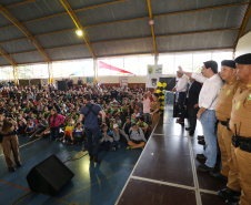 O governador Carlos Massa Ratinho Junior lançou nesta sexta-feira (17) o programa Escola Segura em Londrina, no Norte do Paraná. O colégio estadual Olympia Morais Tormenta, onde aconteceu a solenidade, e outras 17 escolas estaduais do município contam agora com policiais militares que atuarão diariamente para reforçar a segurança no período de aulas. Foto: José Fernando Ogura/ANPr