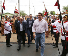 O governador Carlos Massa Ratinho Junior lançou nesta sexta-feira (17) o programa Escola Segura em Londrina, no Norte do Paraná. O colégio estadual Olympia Morais Tormenta, onde aconteceu a solenidade, e outras 17 escolas estaduais do município contam agora com policiais militares que atuarão diariamente para reforçar a segurança no período de aulas. Foto: José Fernando Ogura/ANPr