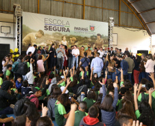 O governador Carlos Massa Ratinho Junior lançou nesta sexta-feira (17) o programa Escola Segura em Londrina, no Norte do Paraná. O colégio estadual Olympia Morais Tormenta, onde aconteceu a solenidade, e outras 17 escolas estaduais do município contam agora com policiais militares que atuarão diariamente para reforçar a segurança no período de aulas. Foto: José Fernando Ogura/ANPr