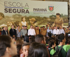 O governador Carlos Massa Ratinho Junior lançou nesta sexta-feira (17) o programa Escola Segura em Londrina, no Norte do Paraná. O colégio estadual Olympia Morais Tormenta, onde aconteceu a solenidade, e outras 17 escolas estaduais do município contam agora com policiais militares que atuarão diariamente para reforçar a segurança no período de aulas. Foto: José Fernando Ogura/ANPr